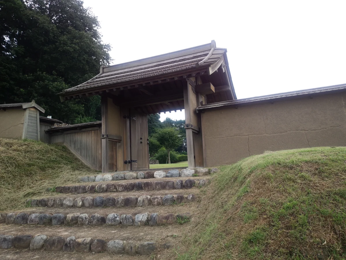 埼玉県寄居町の鉢形城。三の曲輪に復元された四脚門
