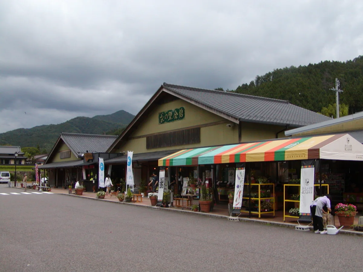 道の駅茶の里東白川の施設外観