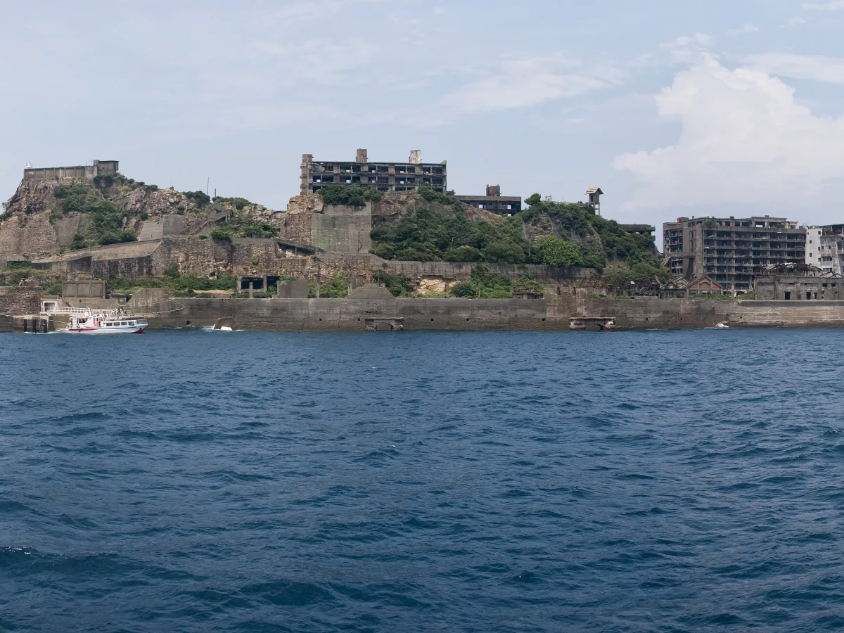 長崎県長崎市の端島（軍艦島）