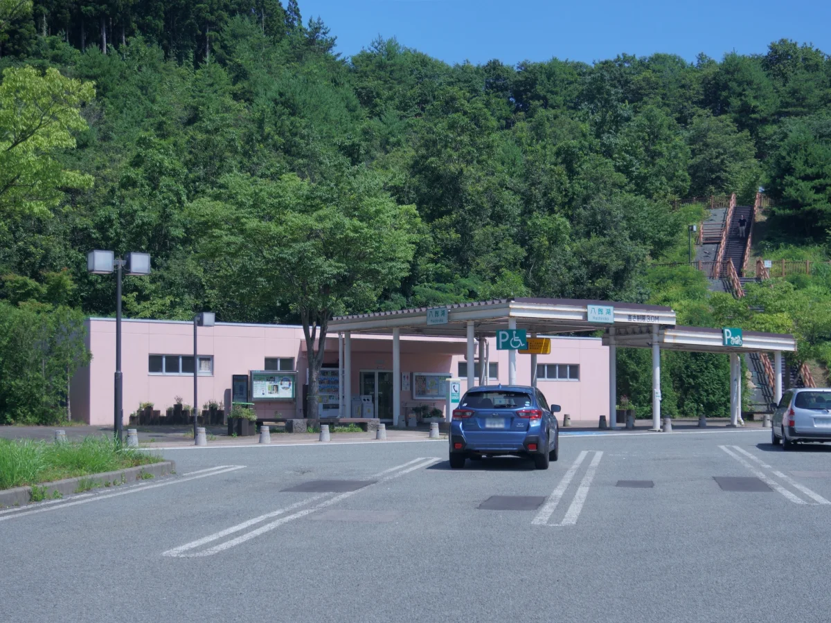 秋田県三種町の八郎湖SA上り線の施設外観