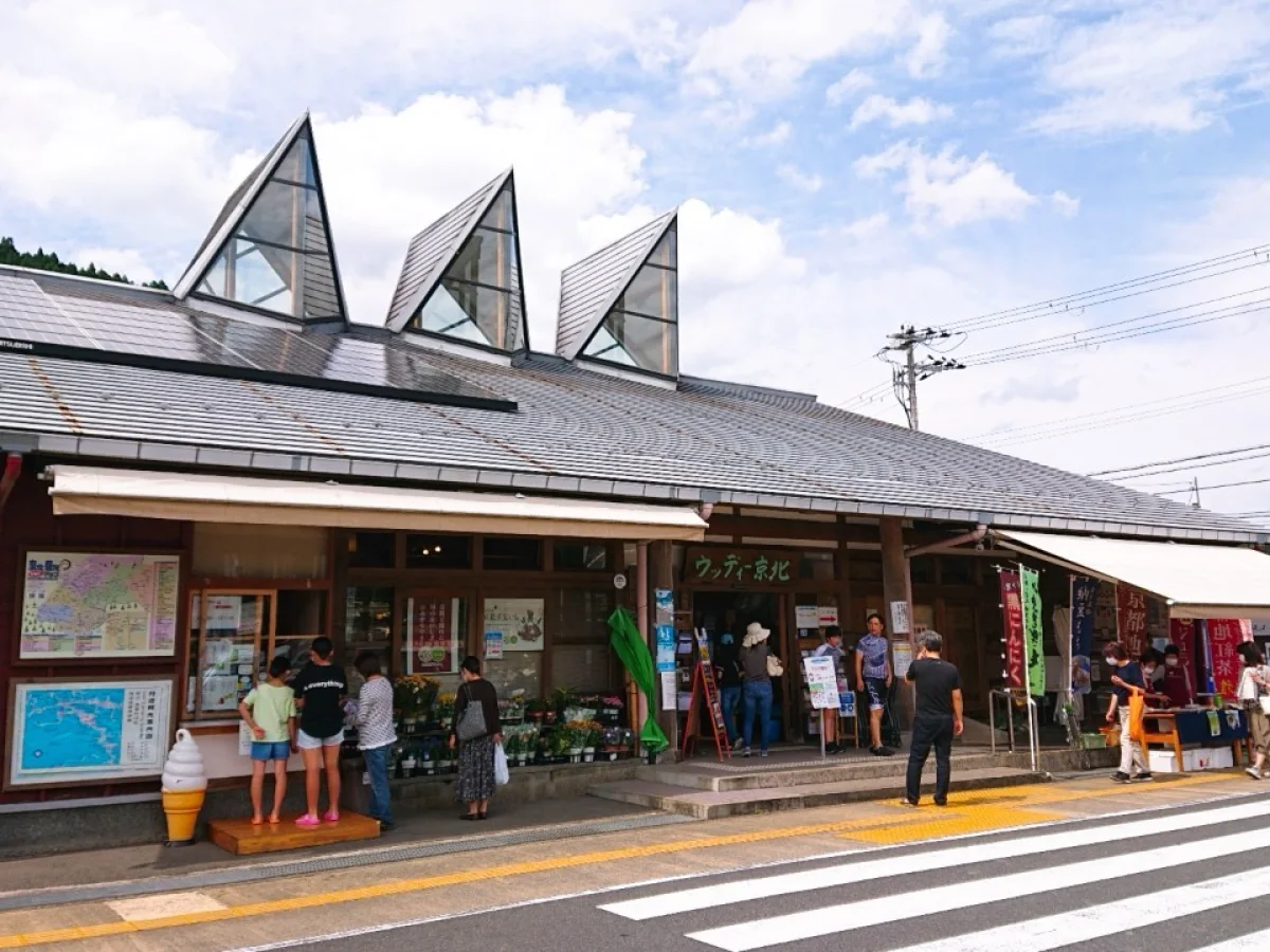 京都府京都市右京区にある道の駅ウッディー京北の建物外観