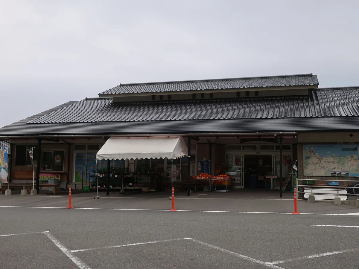 道の駅萩・さんさん三見の施設外観