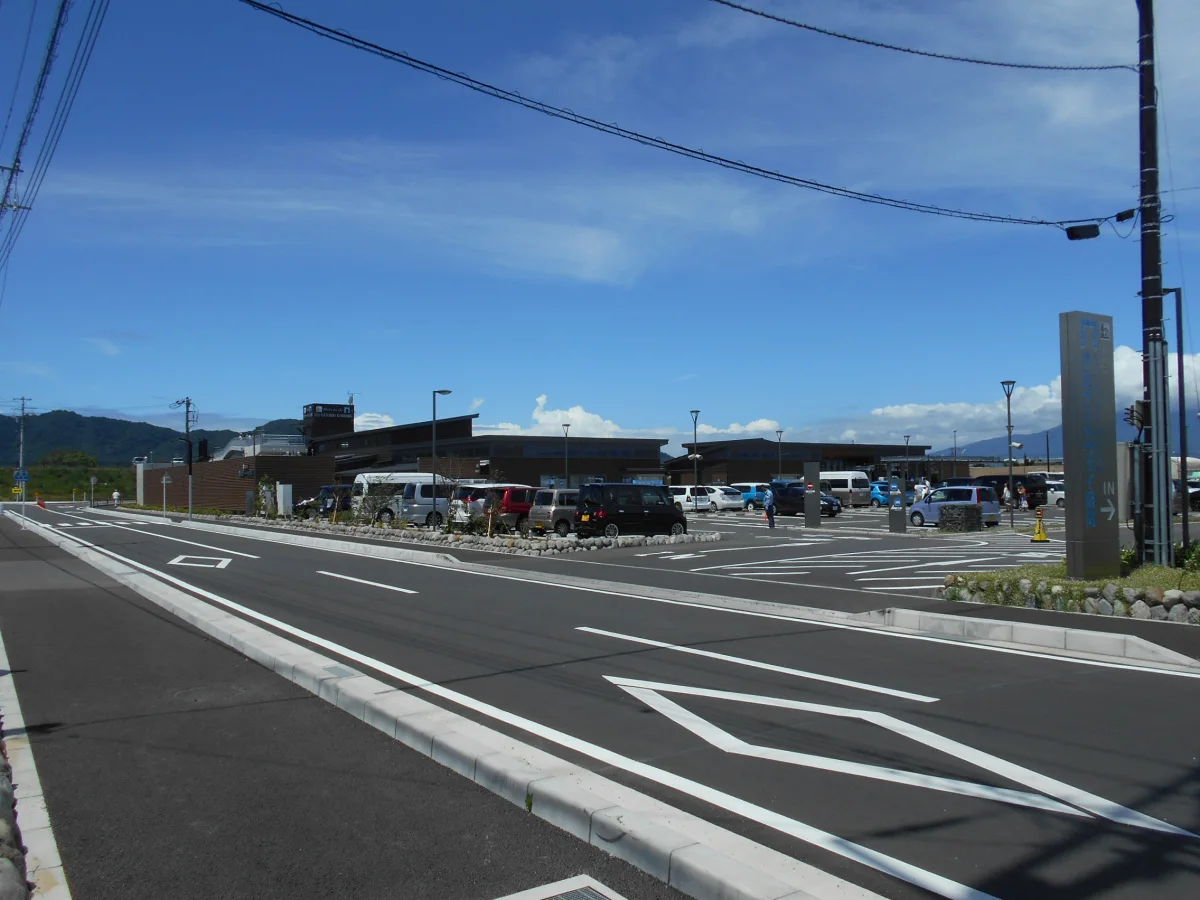 道路と駐車場越しに見た道の駅伊豆ゲートウェイ函南の施設外観