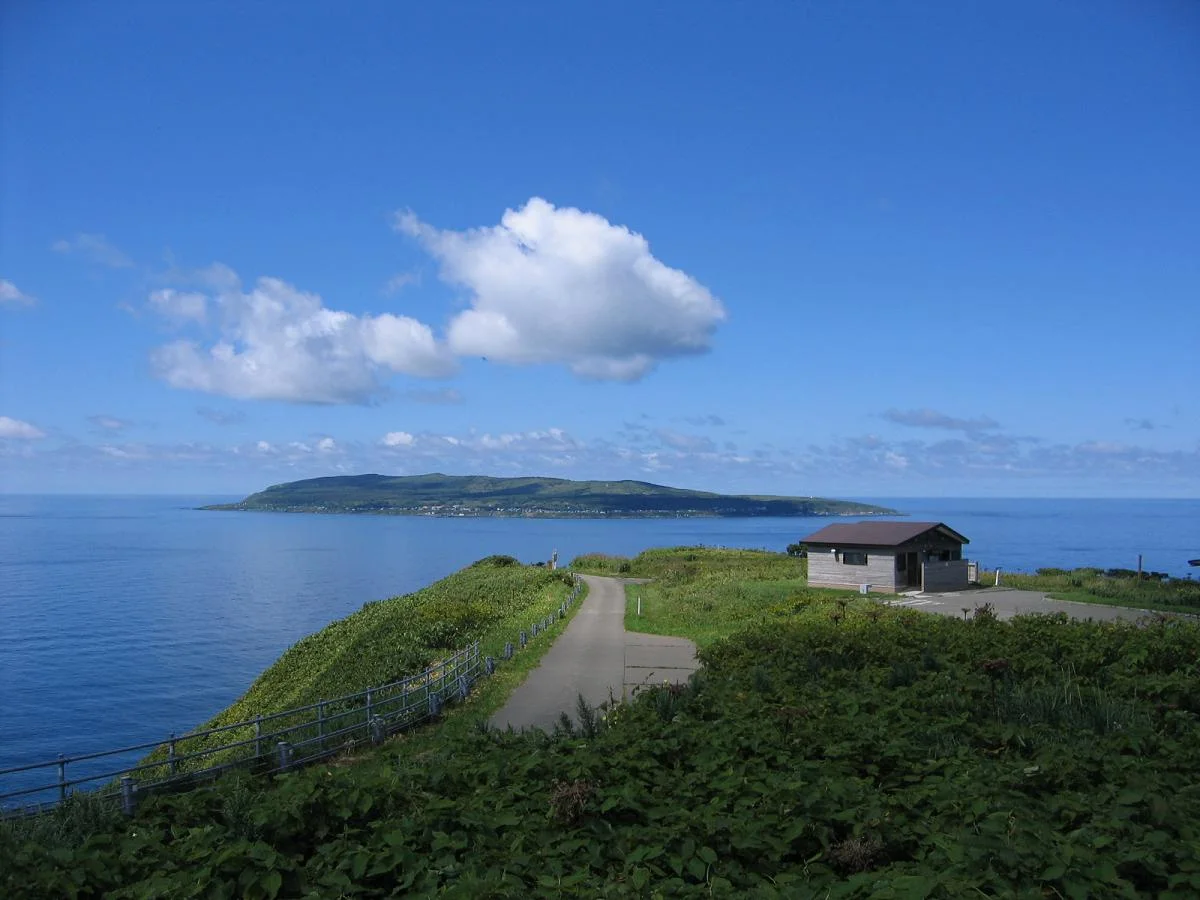 焼尻島から望む天売島