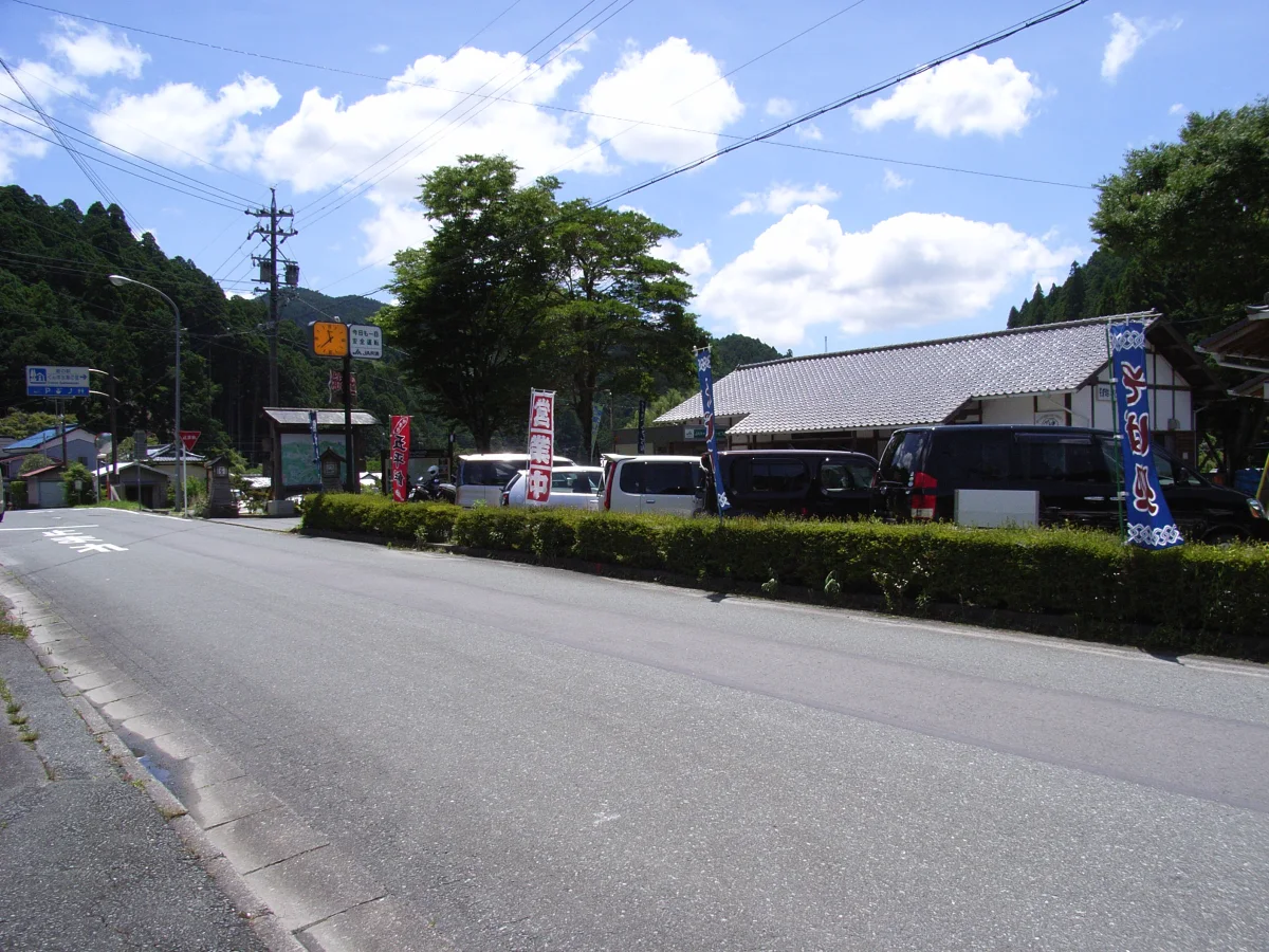 山あいの道路沿いに建つ道の駅くんま水車の里の施設外観