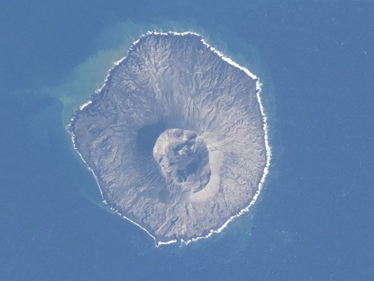 西之島の衛星写真