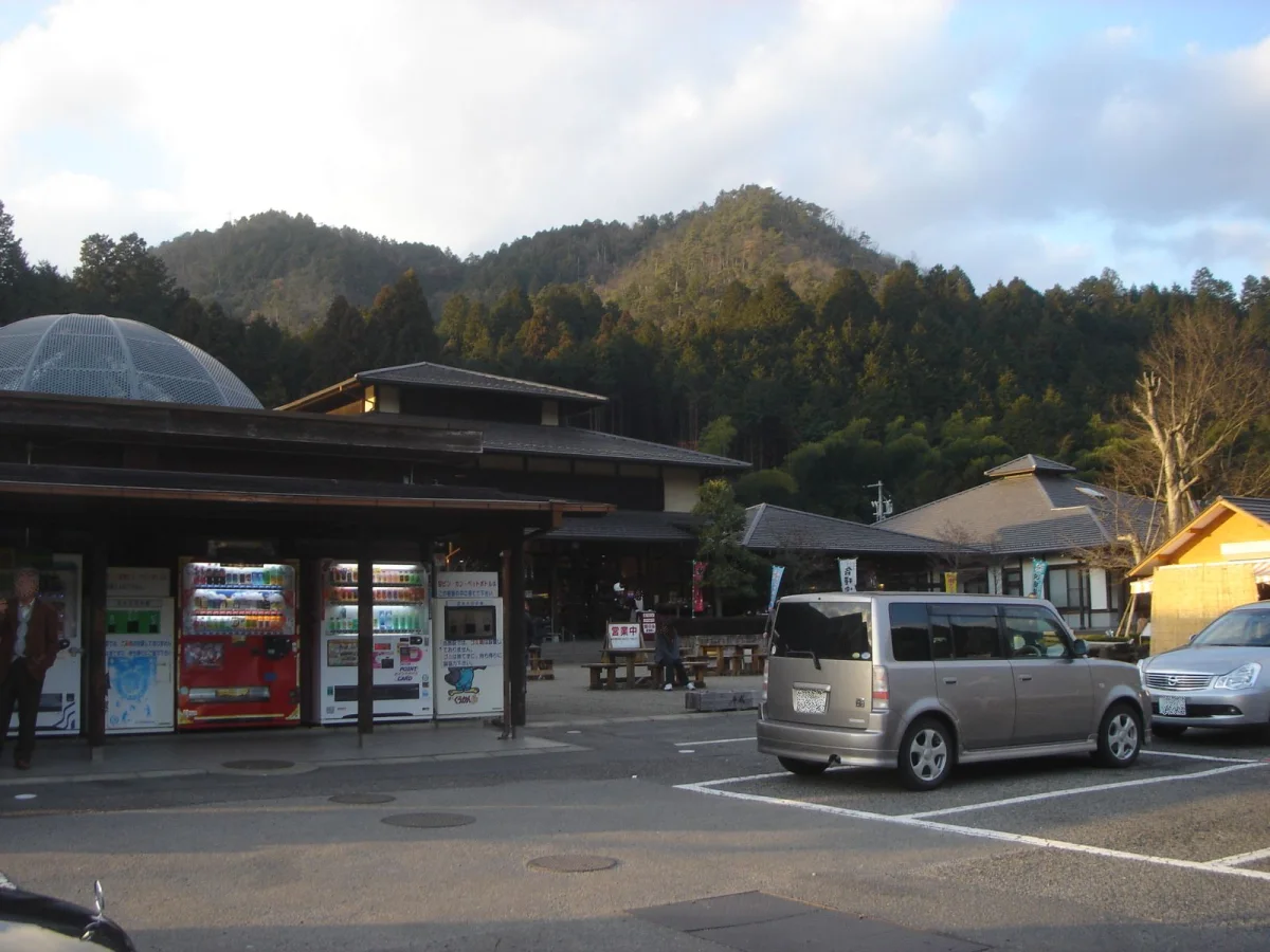 山を背景にした道の駅 平成の施設外観と駐車場