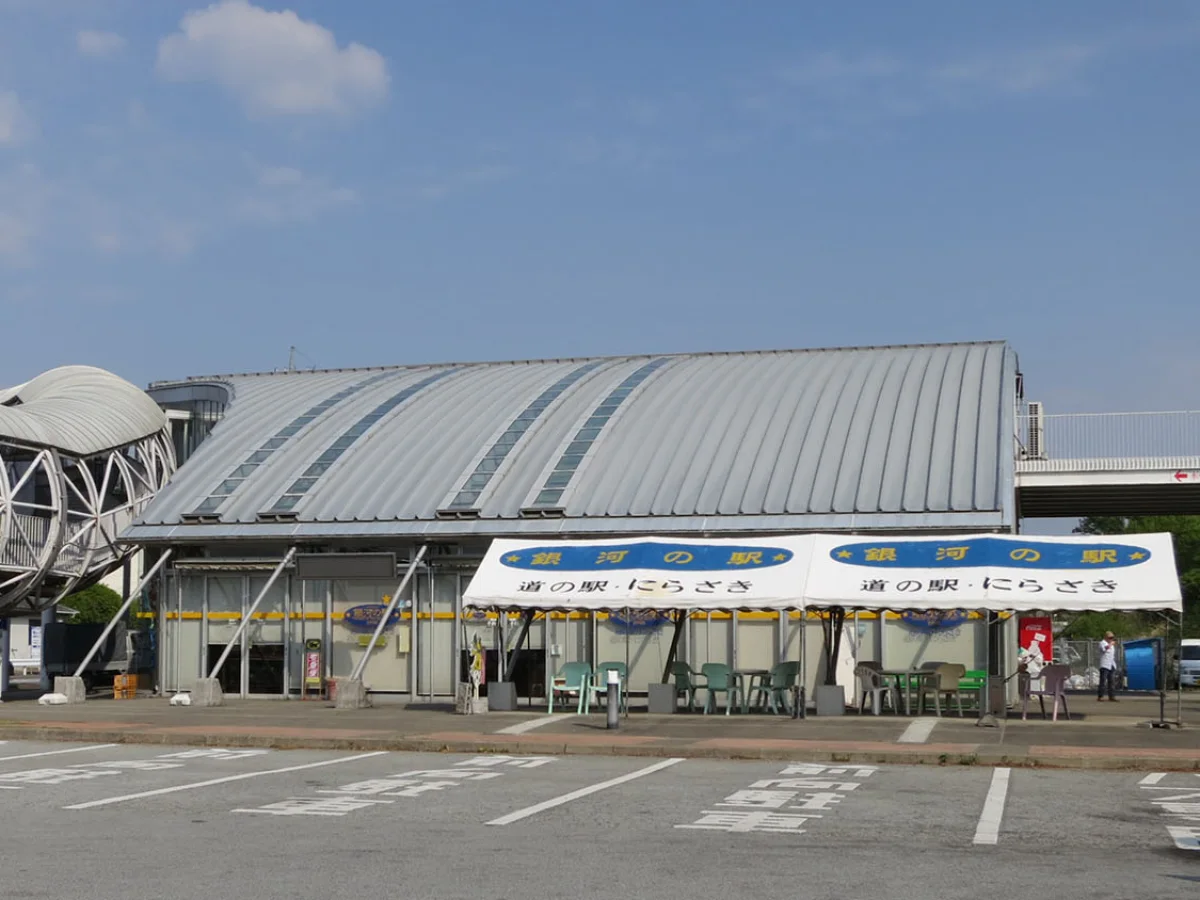山梨県韮崎市にある道の駅にらさきの施設外観