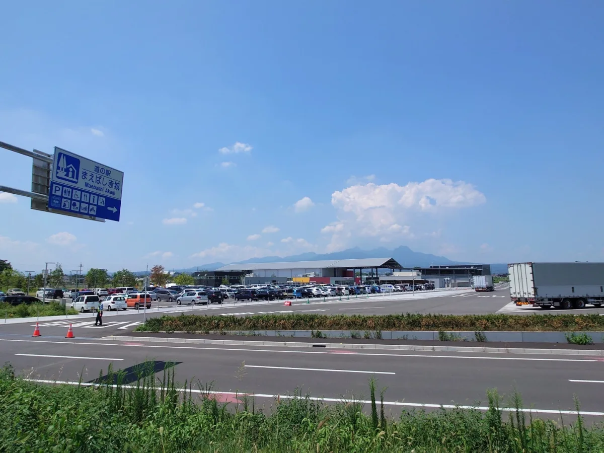 道の駅まえばし赤城の入口付近と施設外観
