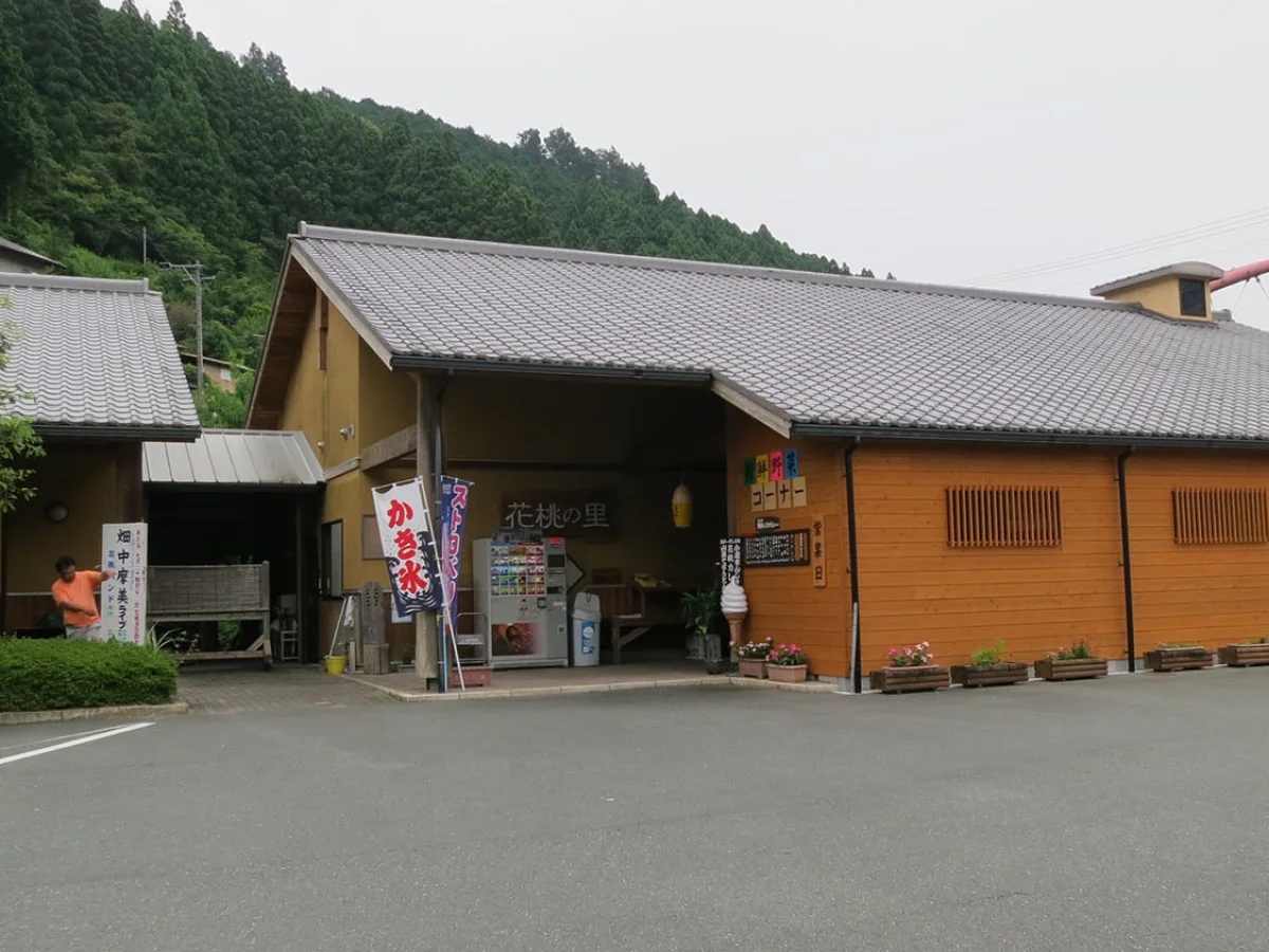 山あいに建つ道の駅天竜相津花桃の里の施設外観
