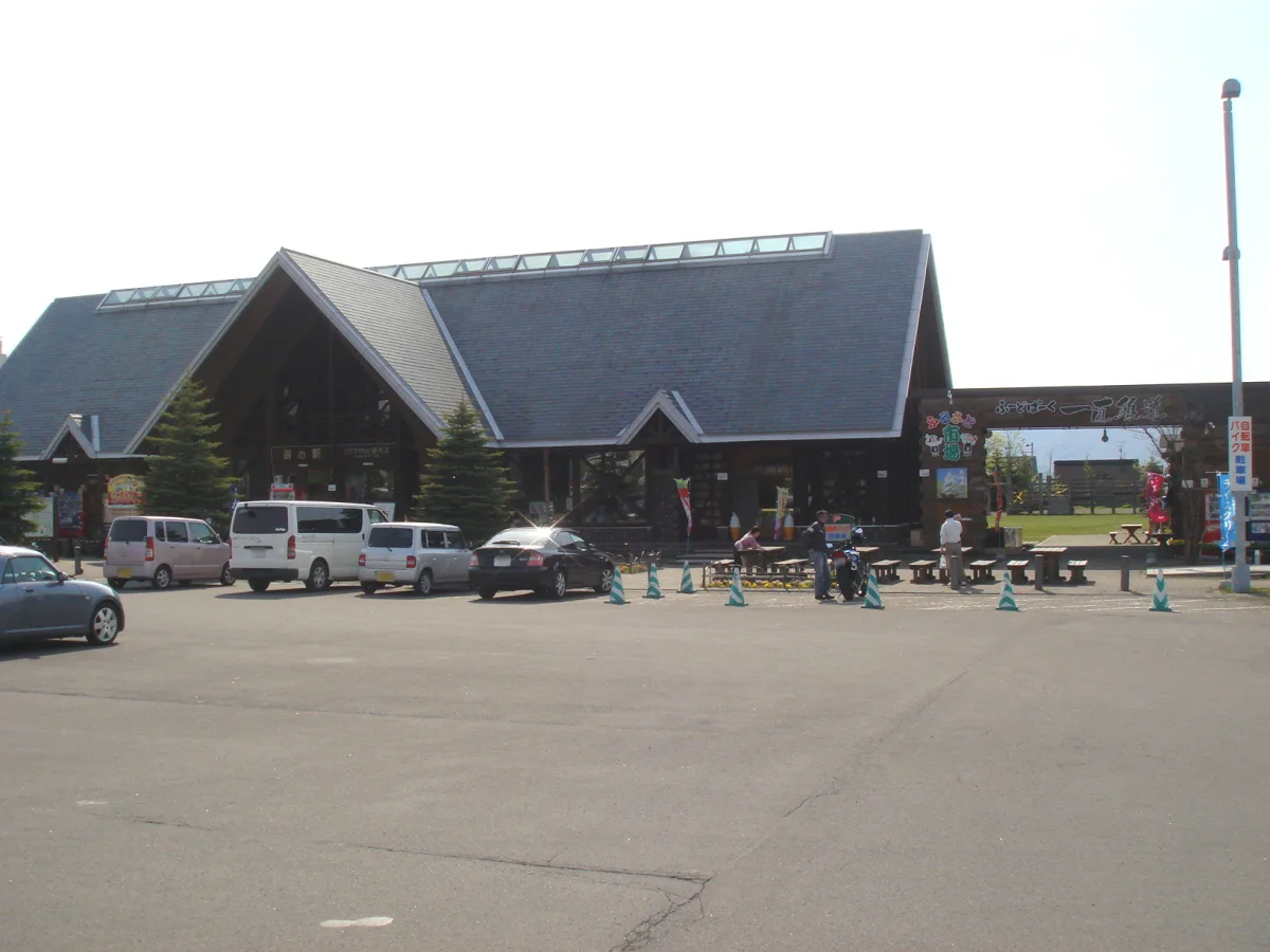 道の駅ハウスヤルビ奈井江の施設外観と駐車場