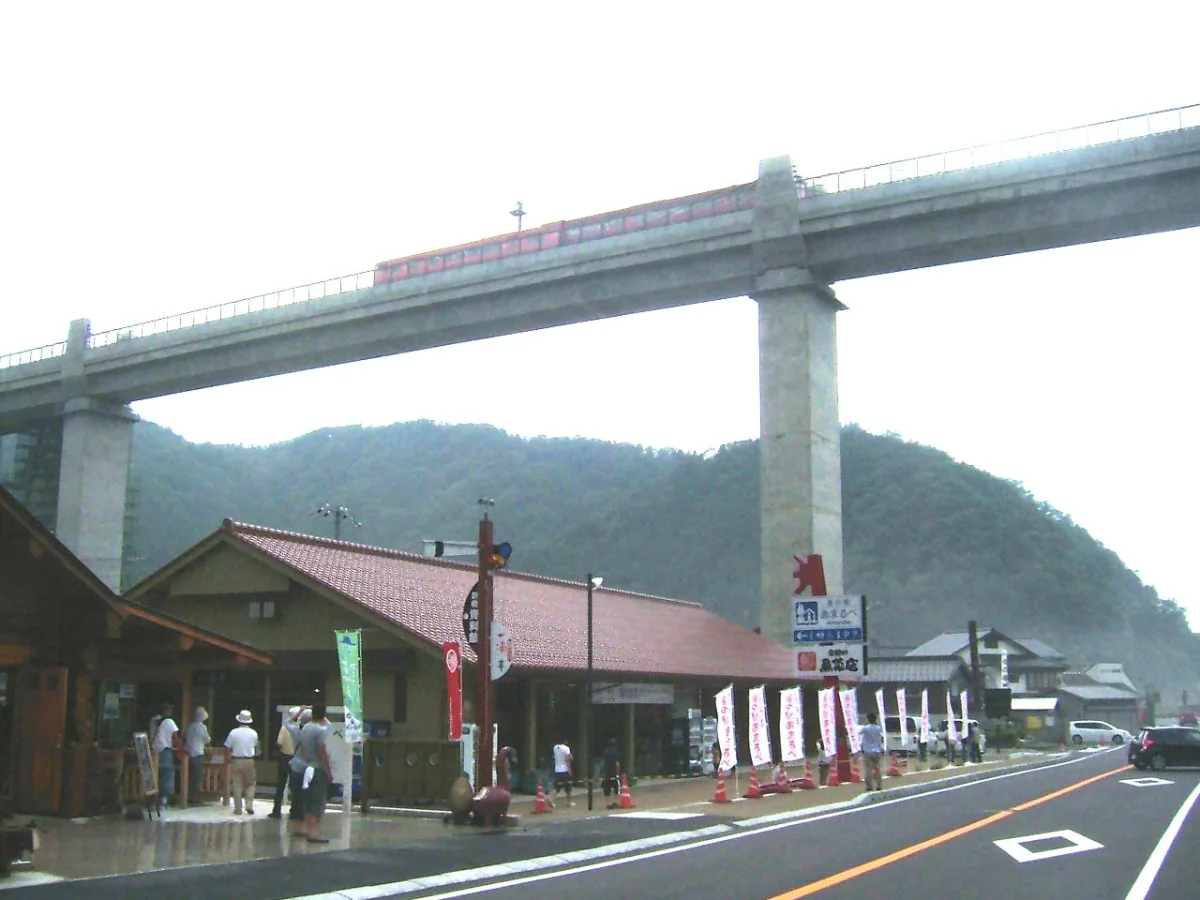 余部橋梁の下にある道の駅あまるべの施設外観