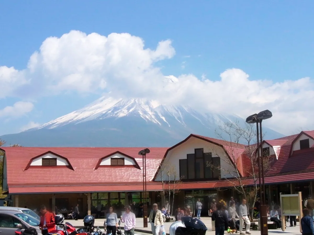 富士山を背景にした道の駅朝霧高原の施設外観