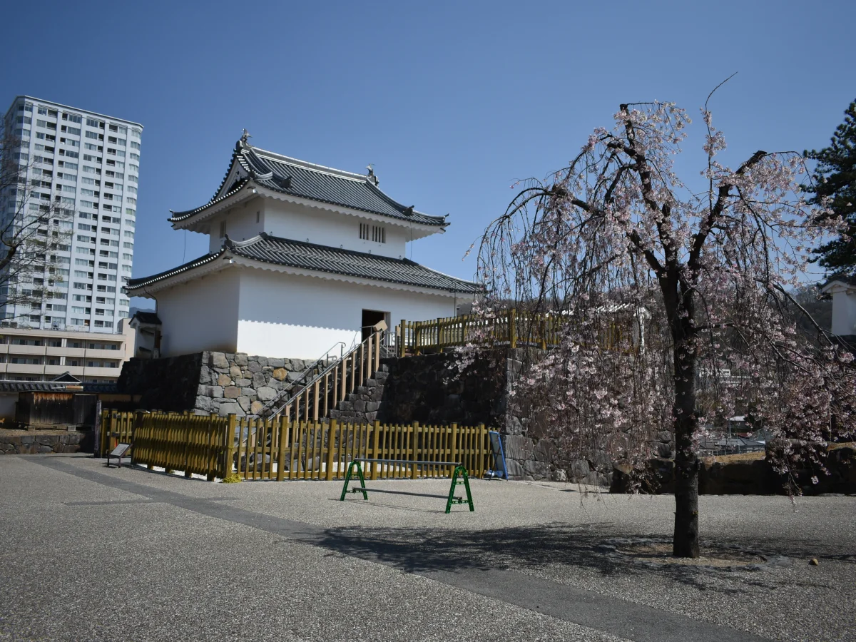 山梨県甲府市の甲府城。石垣と復元整備された城郭景観