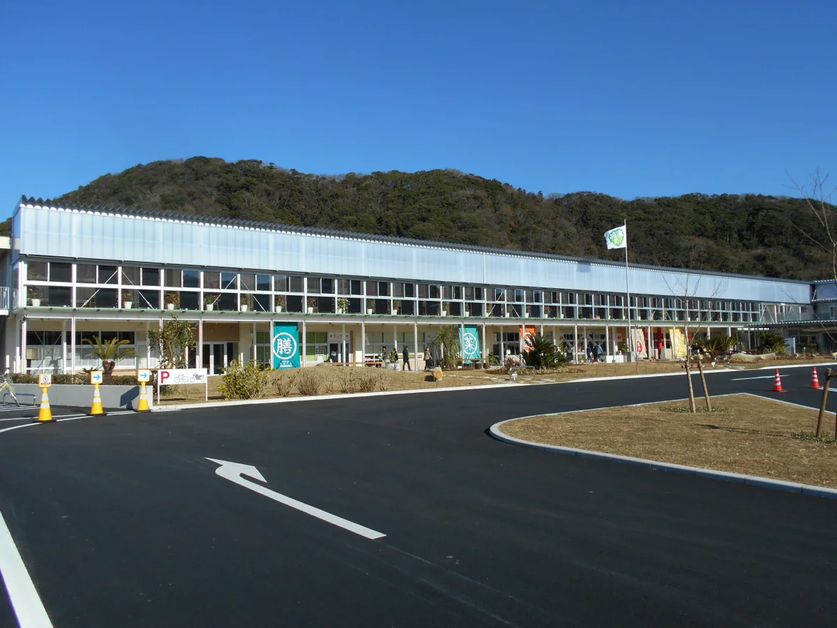 千葉県鋸南町にある道の駅保田小学校の校舎外観
