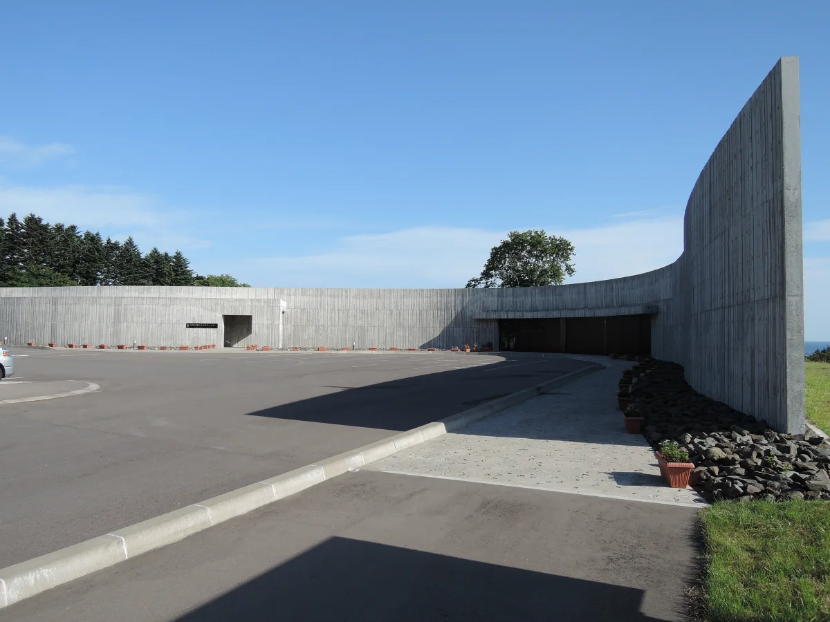 北海道函館市にある道の駅縄文ロマン南かやべと函館市縄文文化交流センターの施設外観