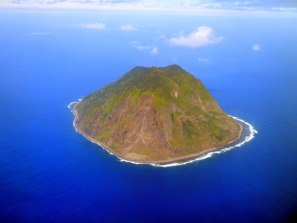 北硫黄島の南側からの景観