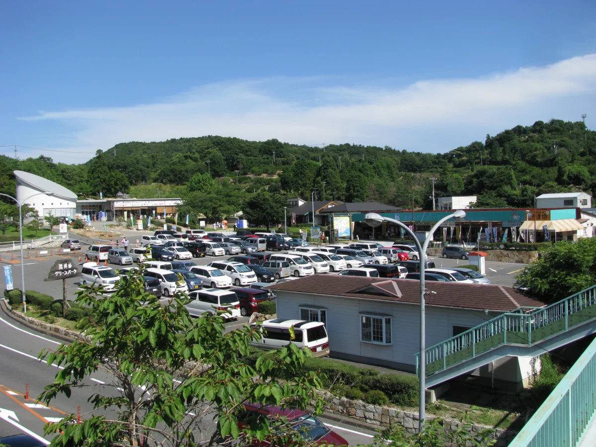 岡山県瀬戸内市にある道の駅黒井山グリーンパークの施設と駐車場