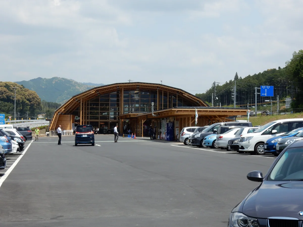 愛知県新城市にある道の駅もっくる新城の施設外観