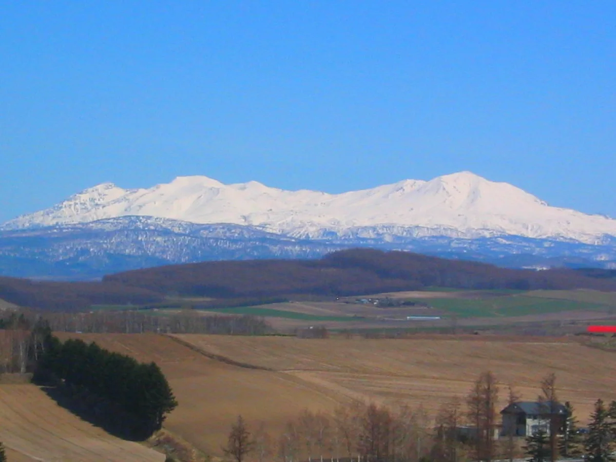 西側から望む大雪山