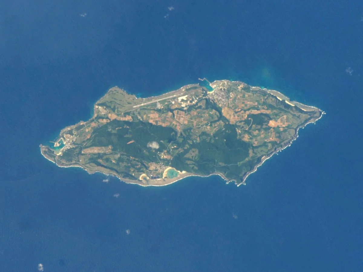 沖縄県与那国町 与那国島の衛星写真