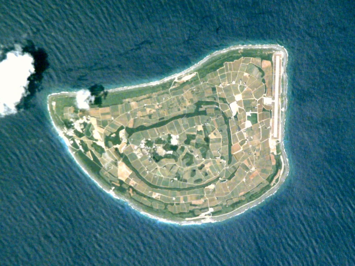 宇宙から撮影された沖縄県北大東村 北大東島