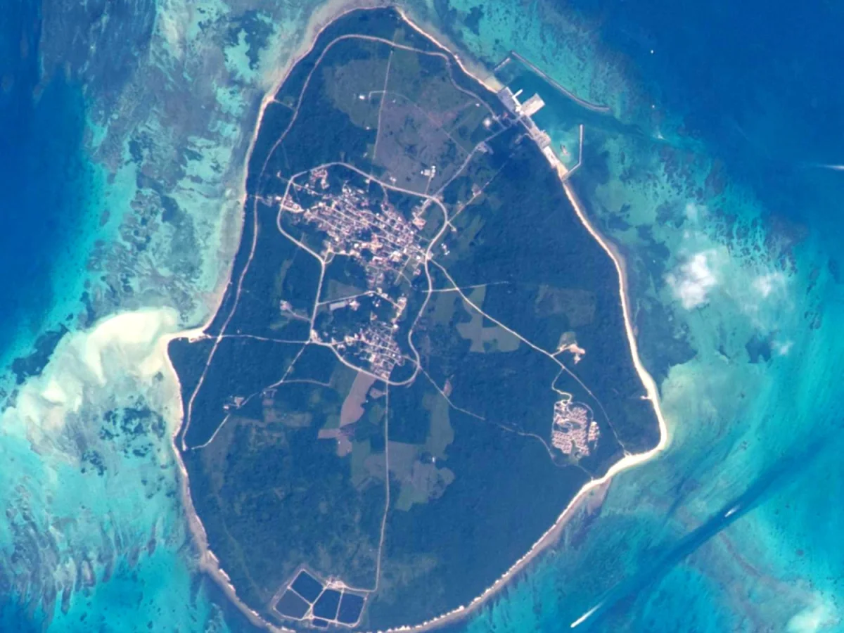 沖縄県竹富町 竹富島の衛星写真