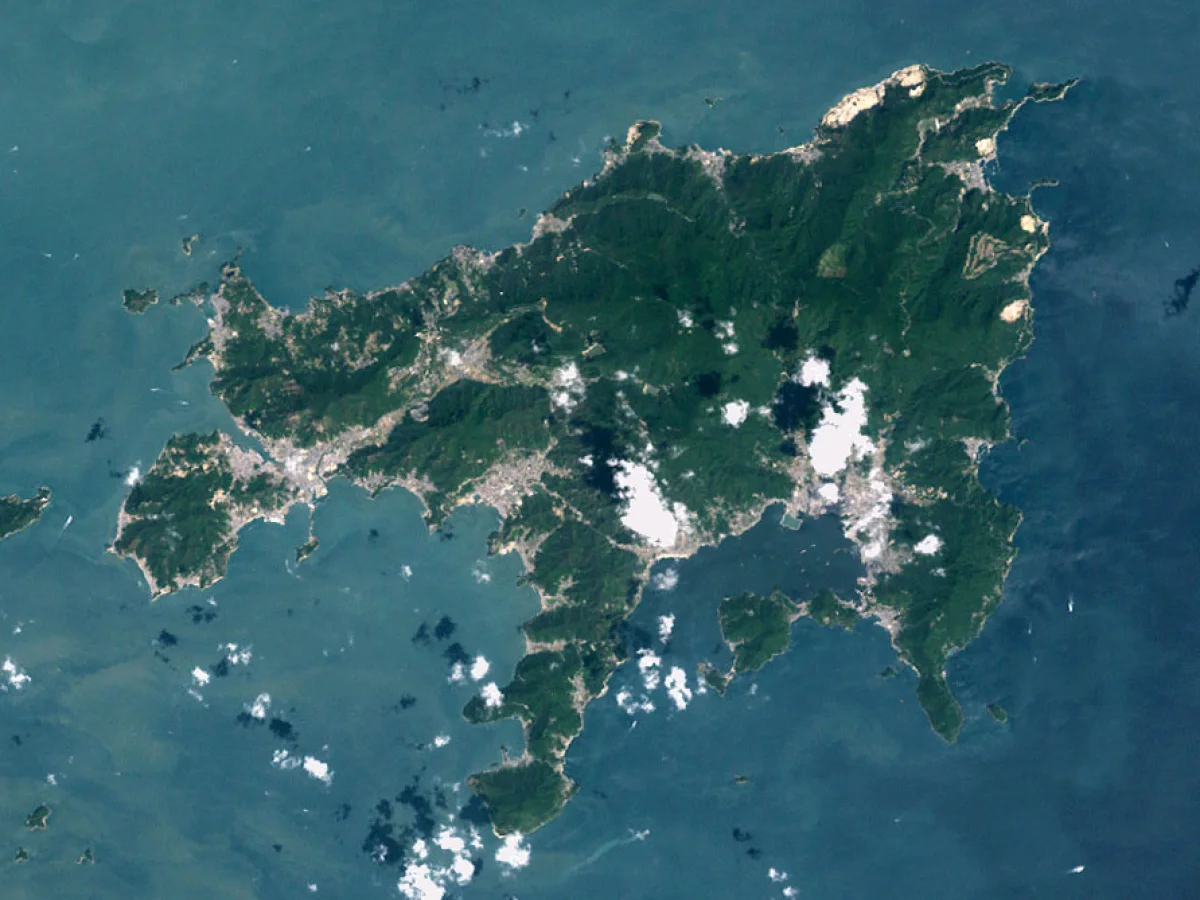 瀬戸内海に浮かぶ小豆島のLandsat衛星画像