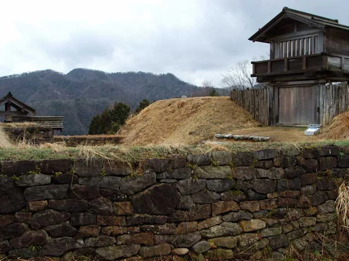 鳥越城本丸の石垣と復元された門