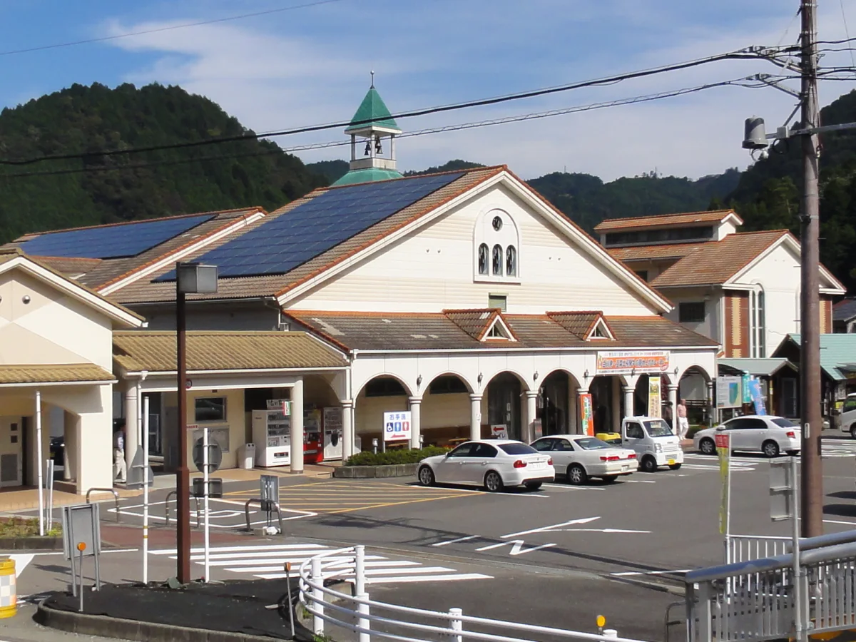 山あいに建つ道の駅 美濃白川の施設外観と駐車場