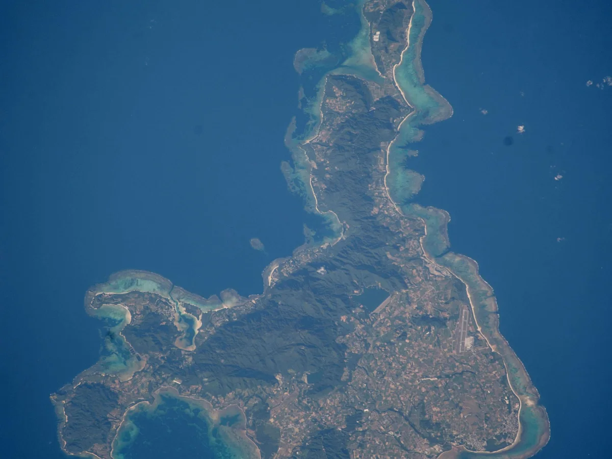 石垣島と竹富島の衛星画像