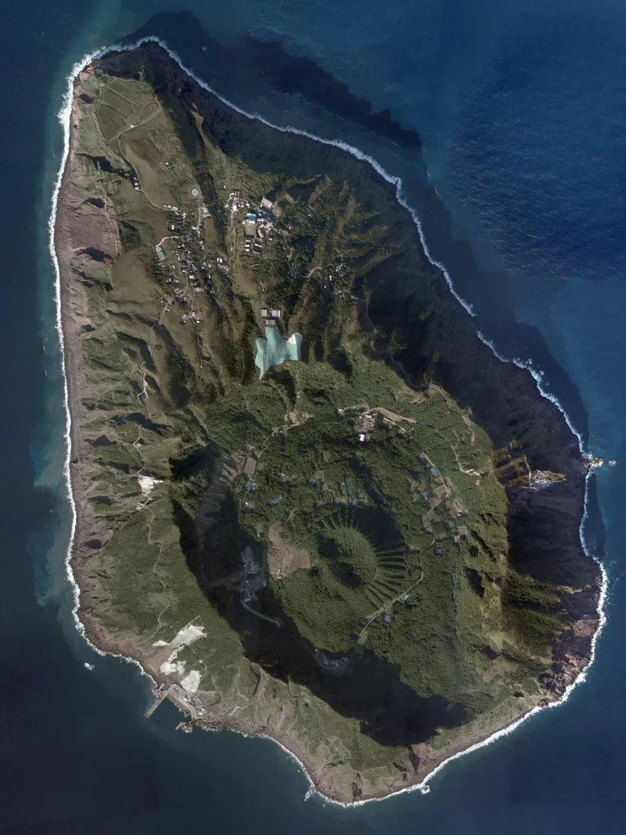東京都青ヶ島村・青ヶ島の航空写真。二重式火山の島全体を上空から見る