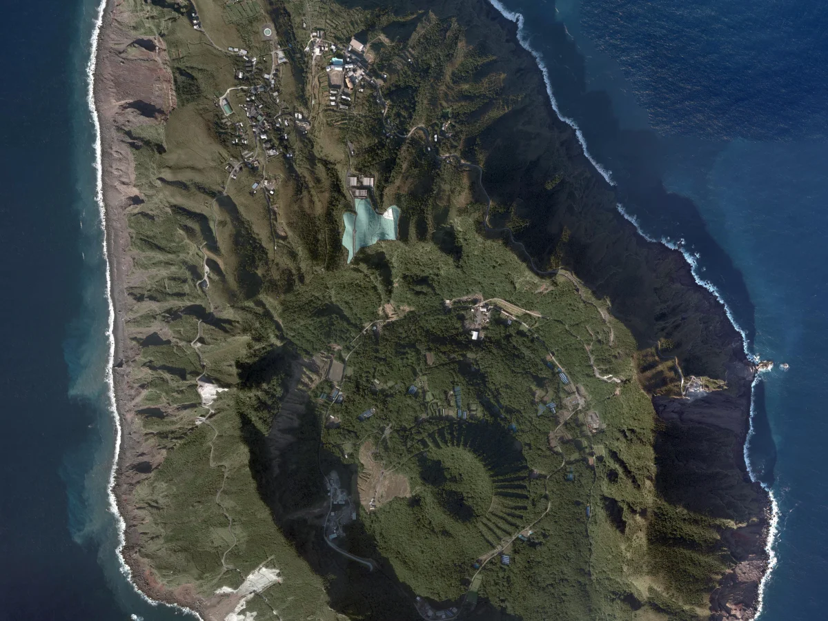 東京都青ヶ島村・青ヶ島の航空写真。二重式火山の島全体を上空から見る