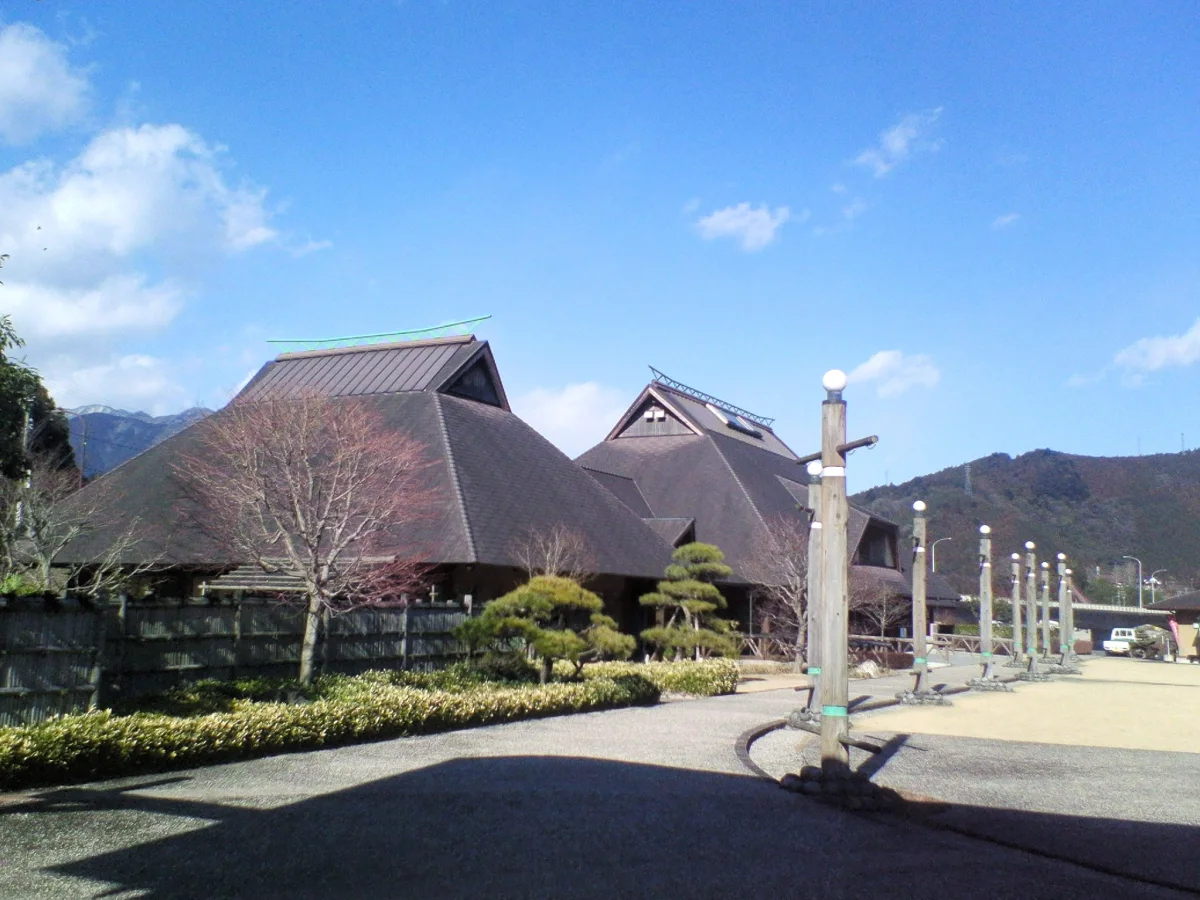 山並みを背景に建つ道の駅フォーレなかかわね茶茗舘の施設外観