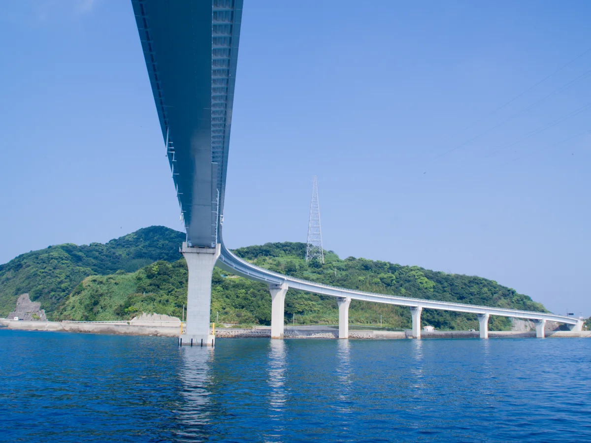 伊王島大橋と伊王島周辺の景観