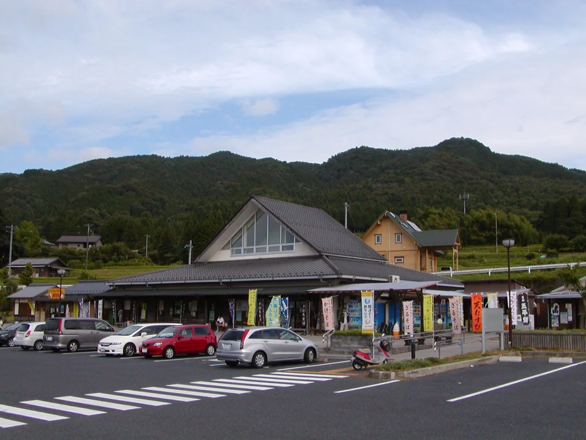 道の駅そばの郷らっせぃみさとの施設外観