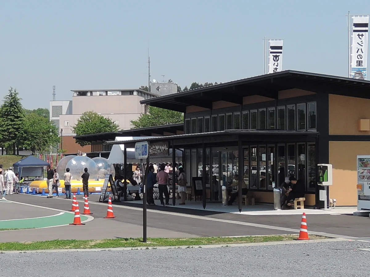 栃木県市貝町の道の駅サシバの里いちかいの外観