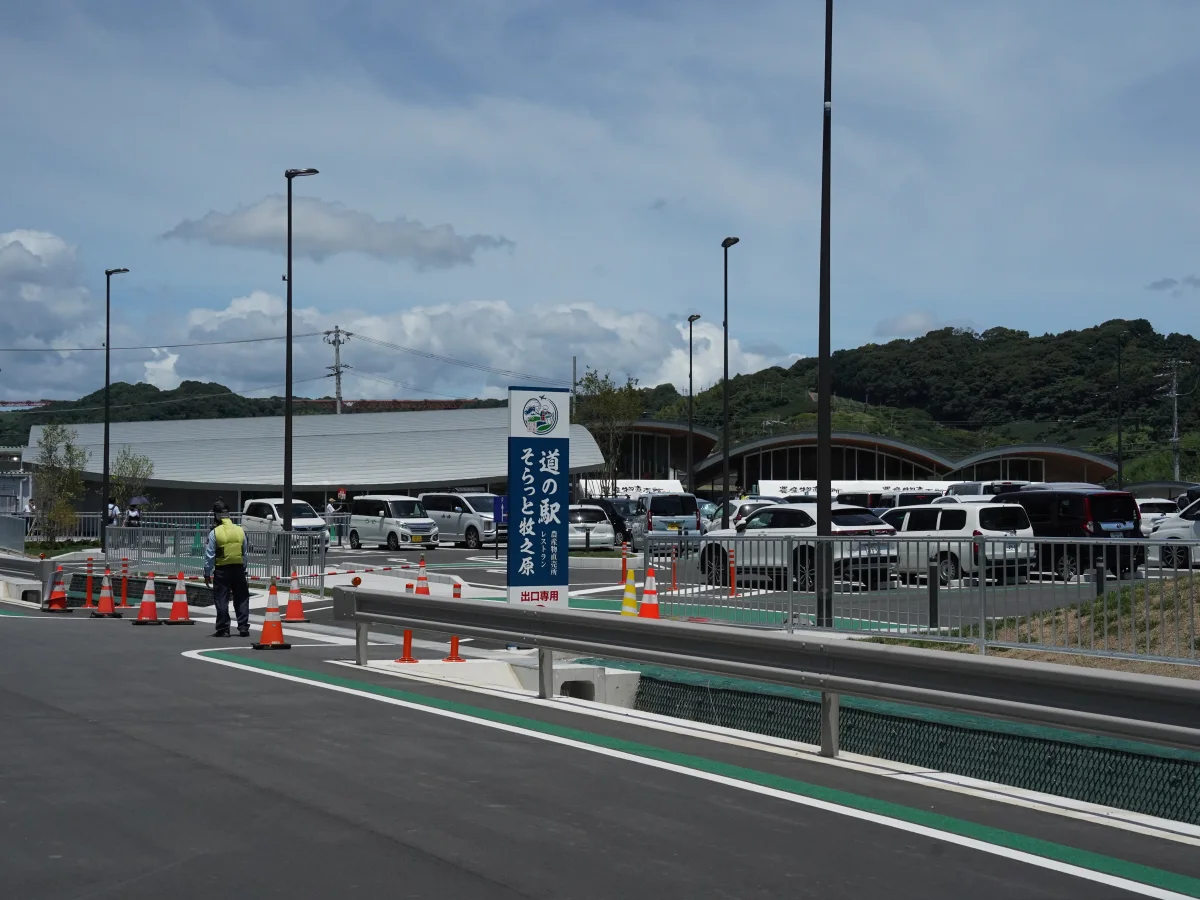 市道側の駐車場出口付近から見た道の駅そらっと牧之原