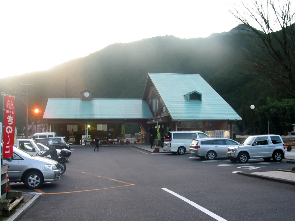 三重県熊野市にある道の駅熊野きのくにの施設外観