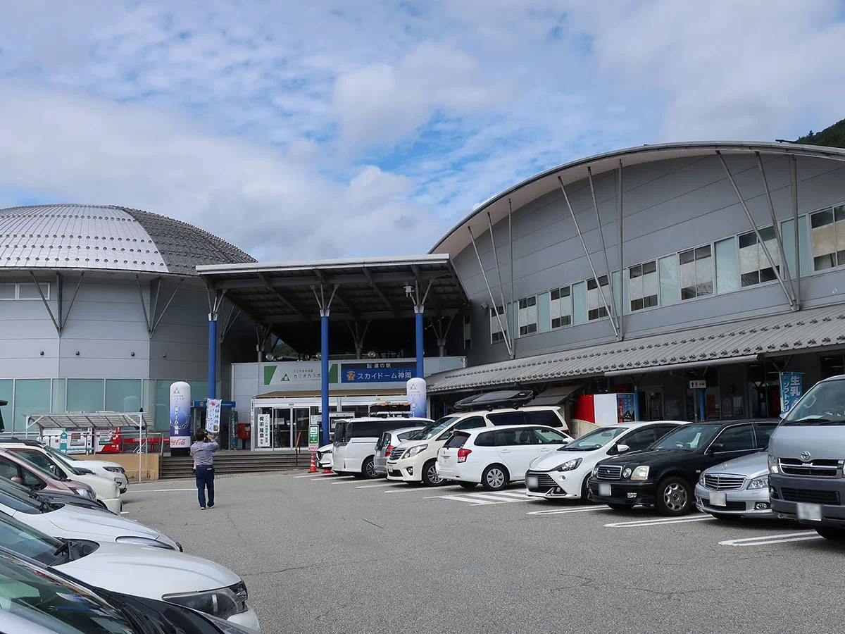 道の駅 宙ドーム・神岡の施設外観と駐車場