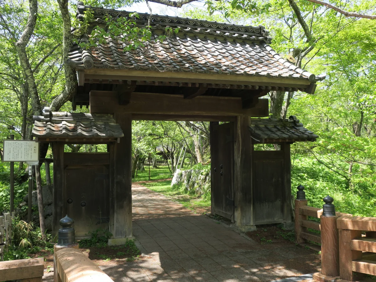 長野県伊那市の高遠城址にある問屋門