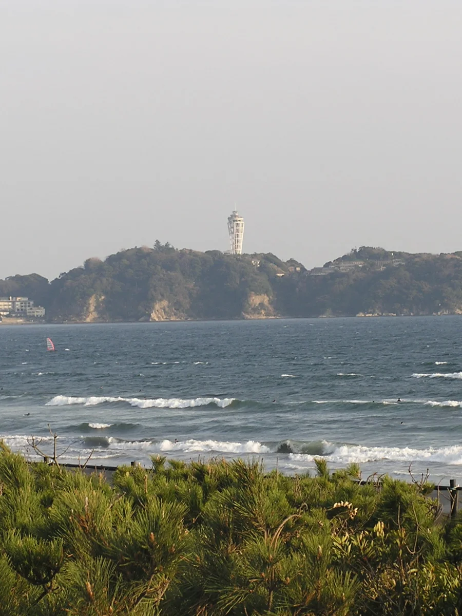 神奈川県藤沢市の辻堂東海岸から望む江の島