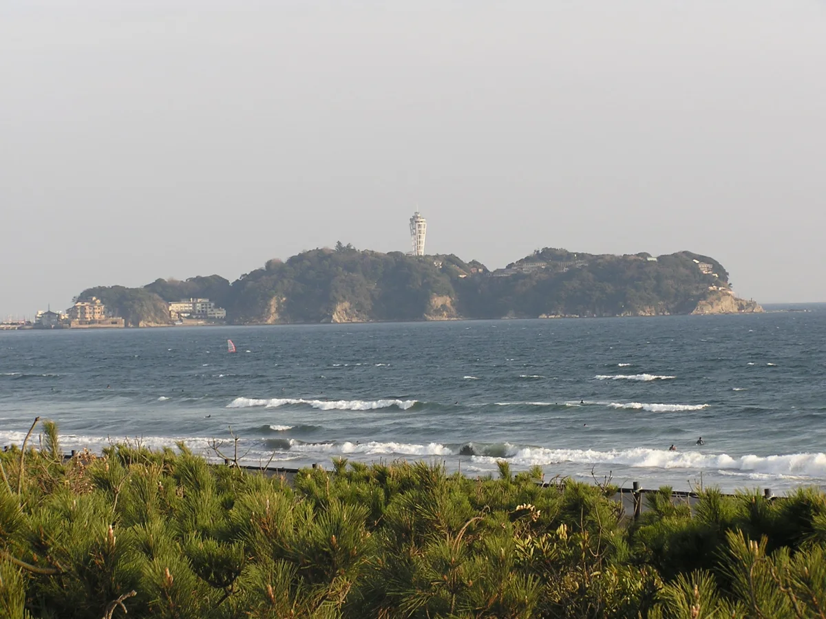 神奈川県藤沢市の辻堂東海岸から望む江の島