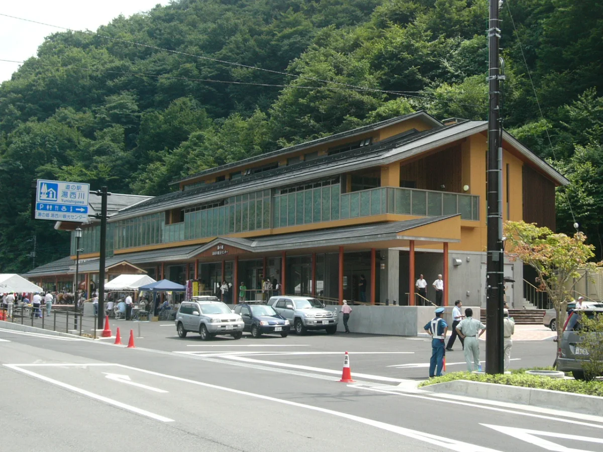 栃木県日光市の道の駅湯西川の外観