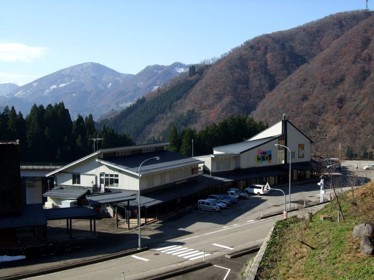 山あいに建つ道の駅たいらの施設外観