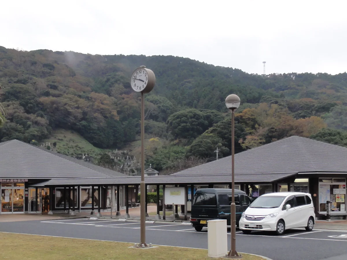 山並みを背景にした道の駅下賀茂温泉湯の花の施設外観