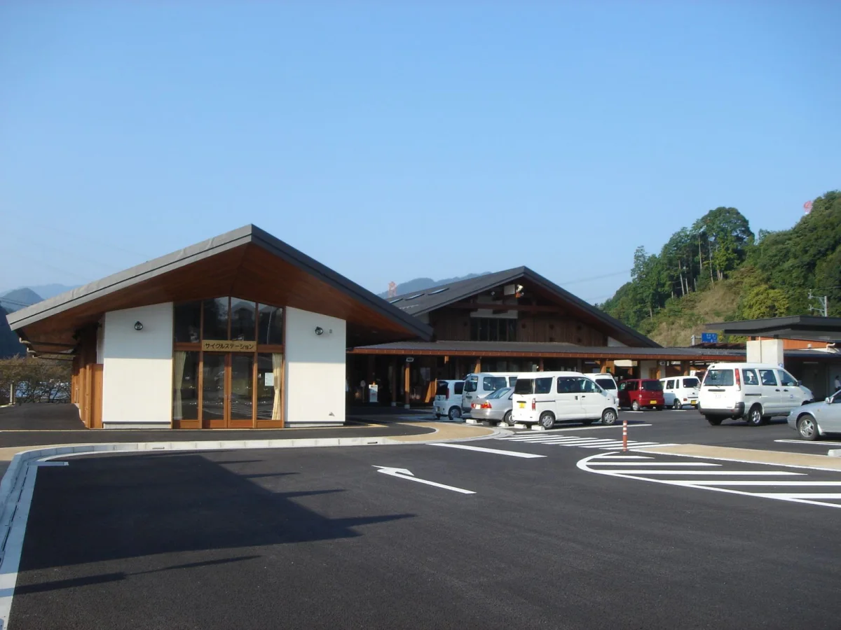 駐車場側から見た道の駅 美濃にわか茶屋の施設外観