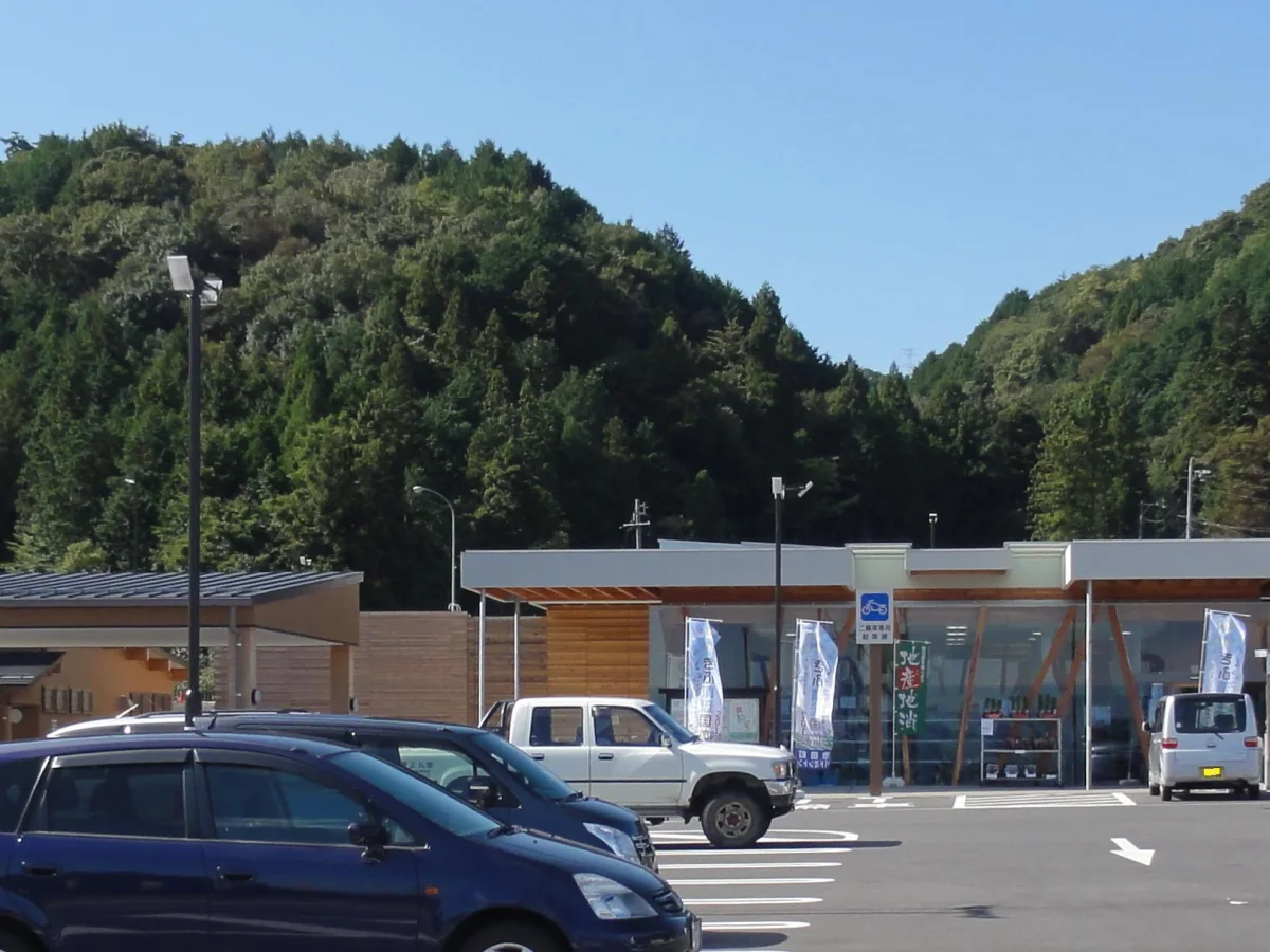 道の駅池田温泉の施設外観と駐車場