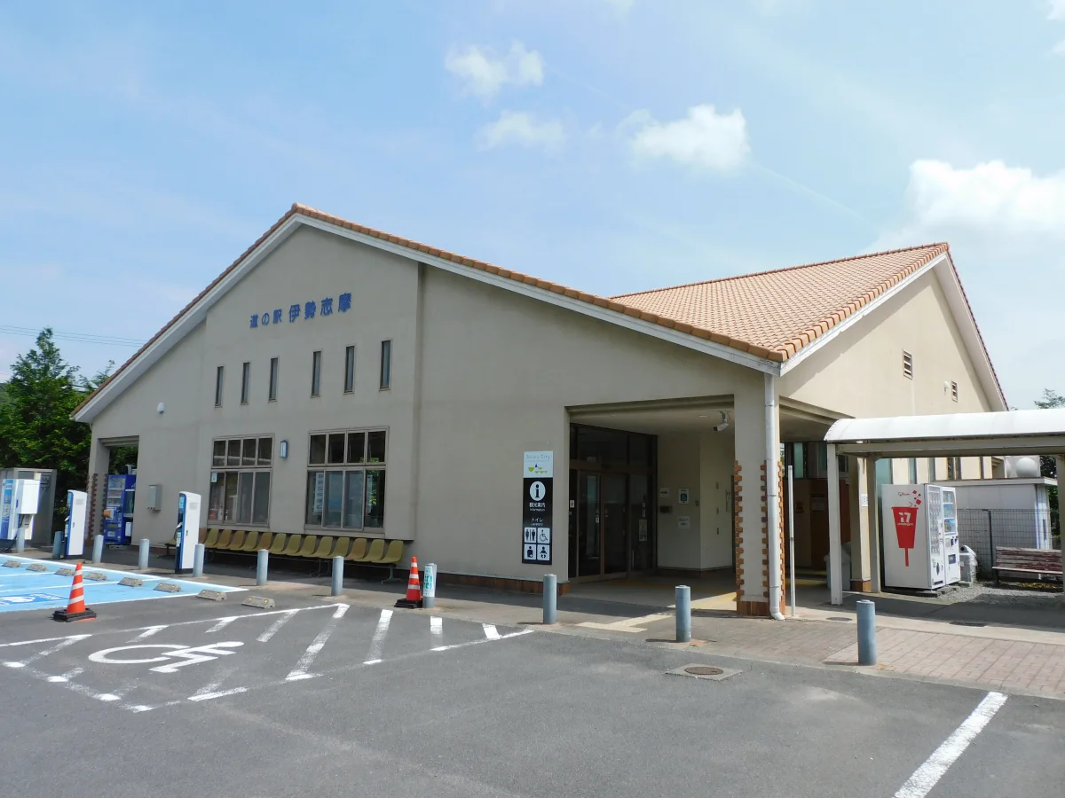 三重県志摩市にある道の駅伊勢志摩の施設外観