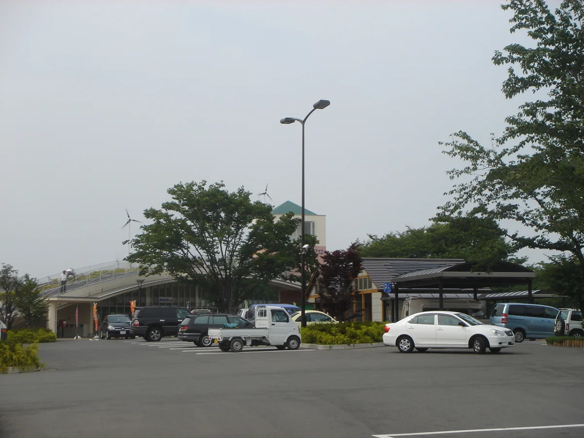 道の駅柳津の施設外観と駐車場